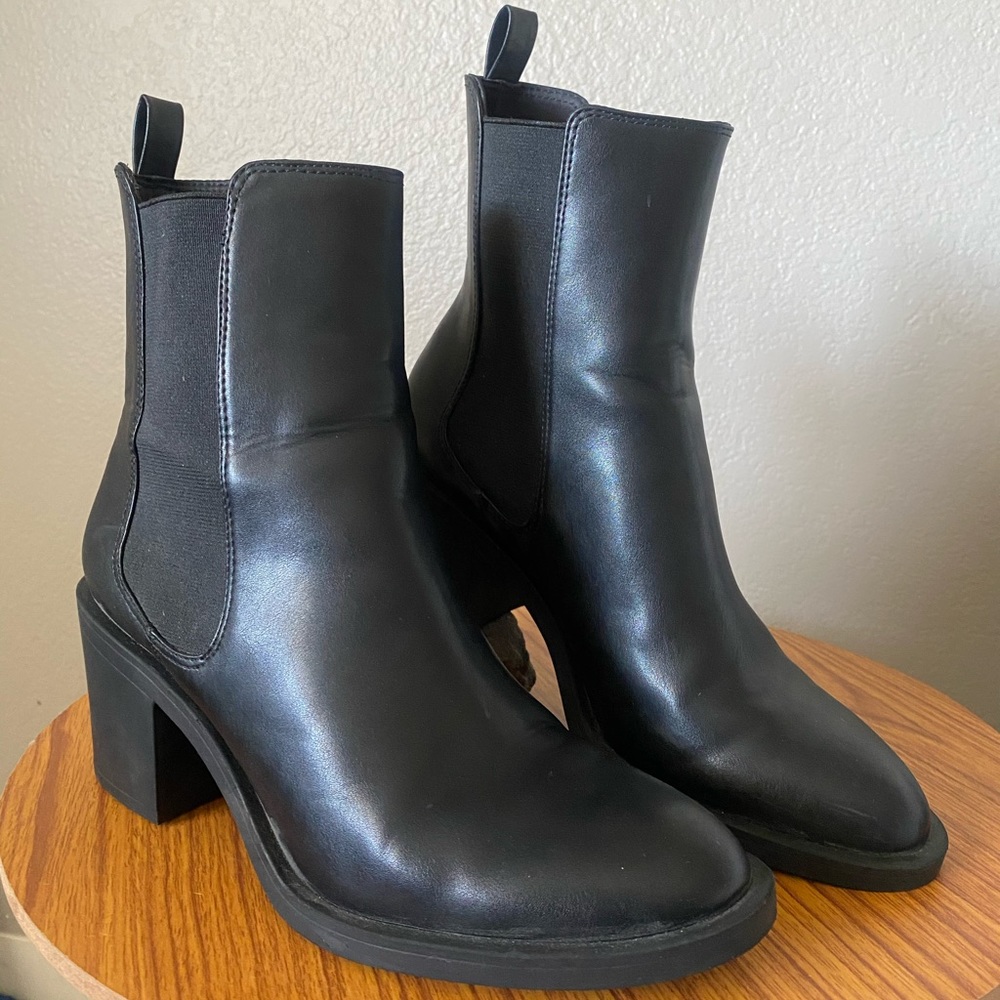 Chunky heel bootie